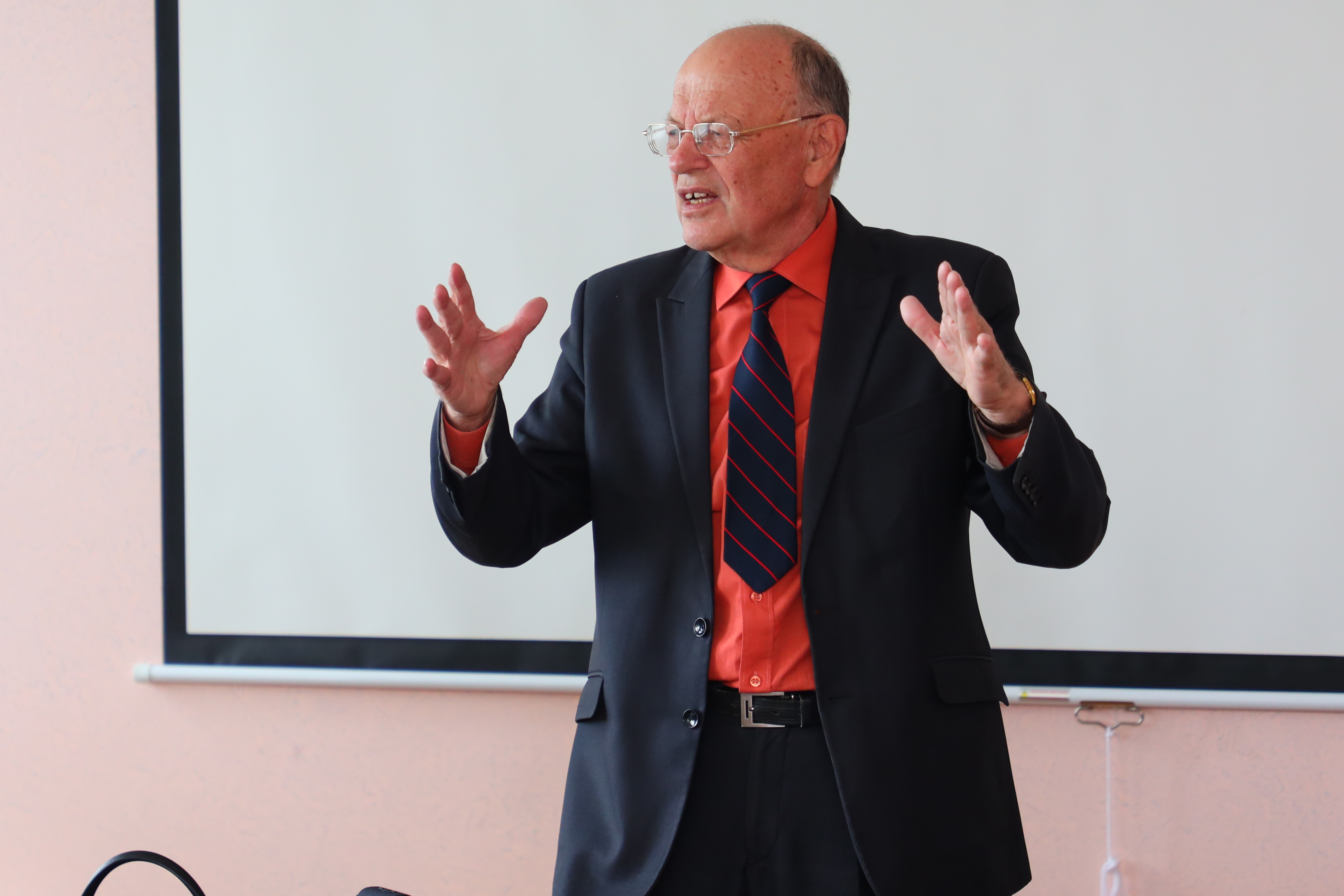 Олег Герман у момент прочитання поезії